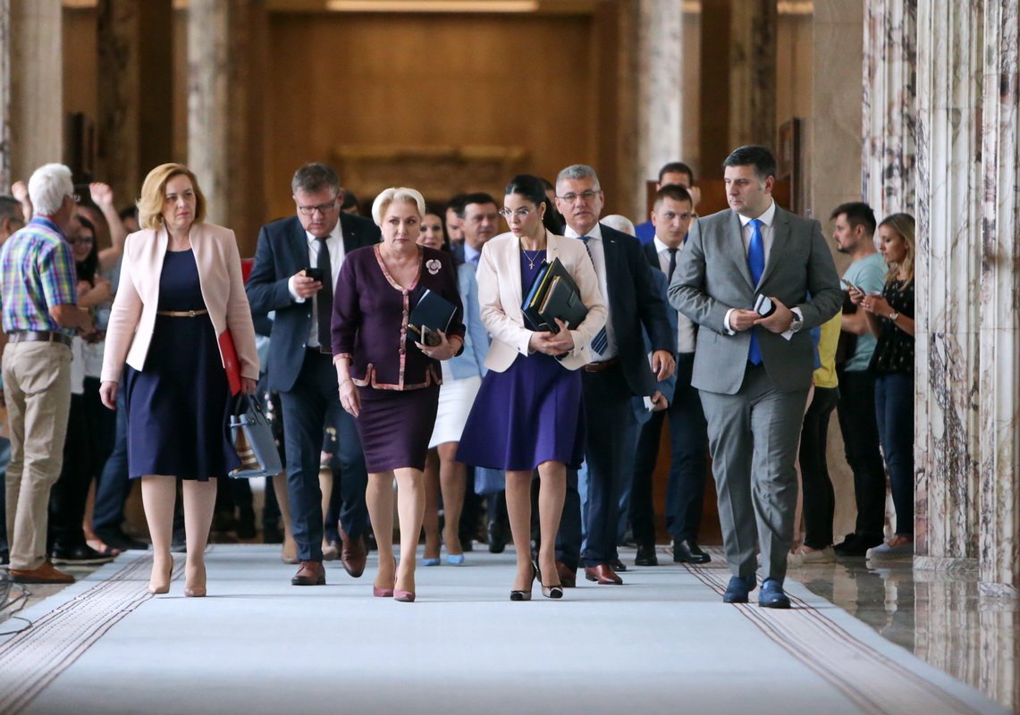 Kormányülésre tartva. Carmen Dan (balról) a jövőben nem lesz a kormány tagja •  Fotó: Gov.ro