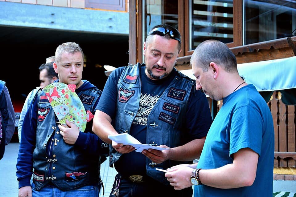 Keve édesapja vehette át a felajánlást •  Fotó: Facebook/SZMÖ Biker Festival