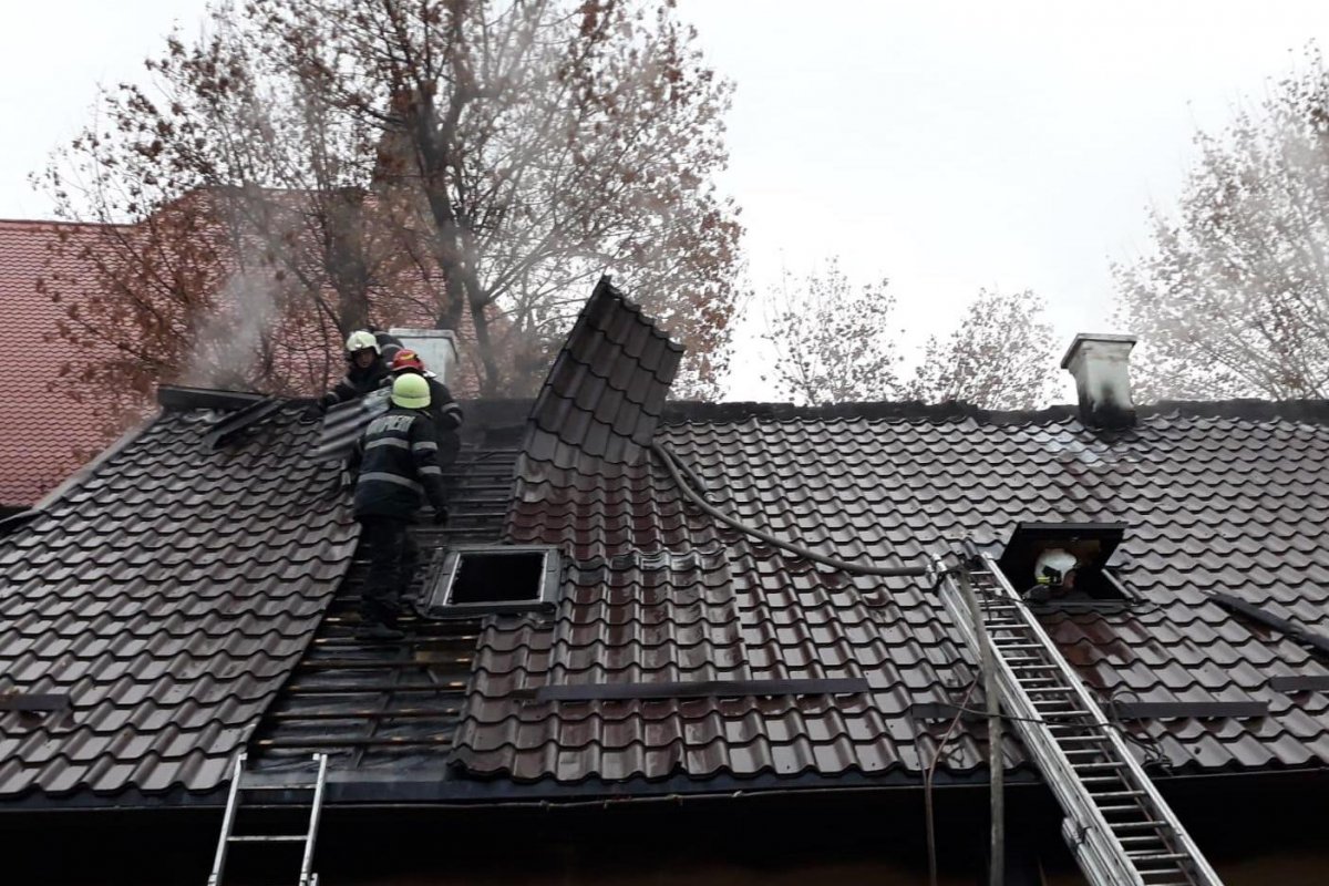 Megbontott tető. Lakástűzhöz vonultak ki a hivatásos tűzoltók •  Fotó: Kovászna megyei tűzoltóság