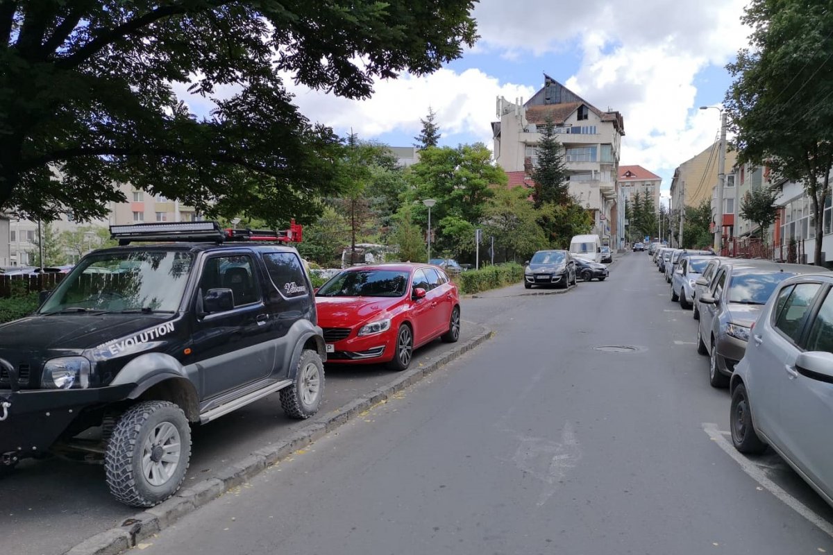 A járdákat elfoglaló autók nemcsak bosszúságot okoznak, veszélyes helyzetekbe is kényszeríthetik a gyalogosokat •  Fotó: Miklós Levente