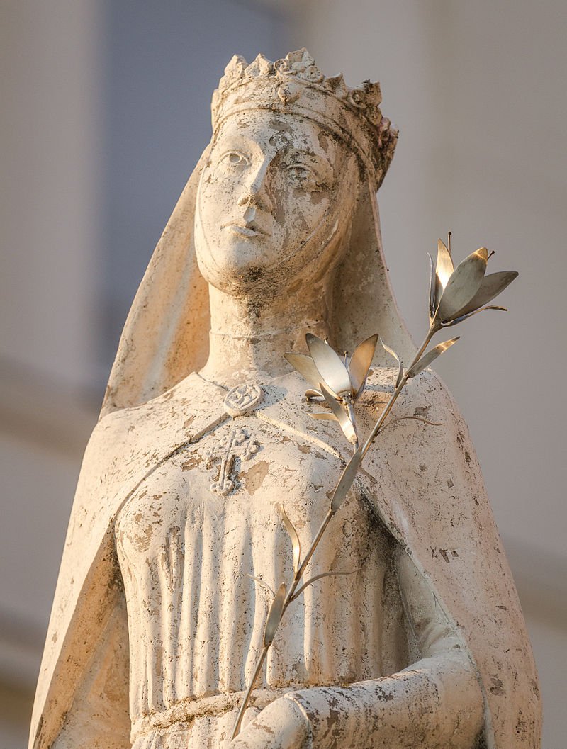 Szent Kinga szobra a budapesti Belvárosi plébániatemplom mellett •  Fotó: Wikipédia