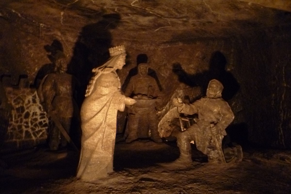 Szent Kinga sószobra a wieliczkai sóbányában •  Fotó: Wikipédia