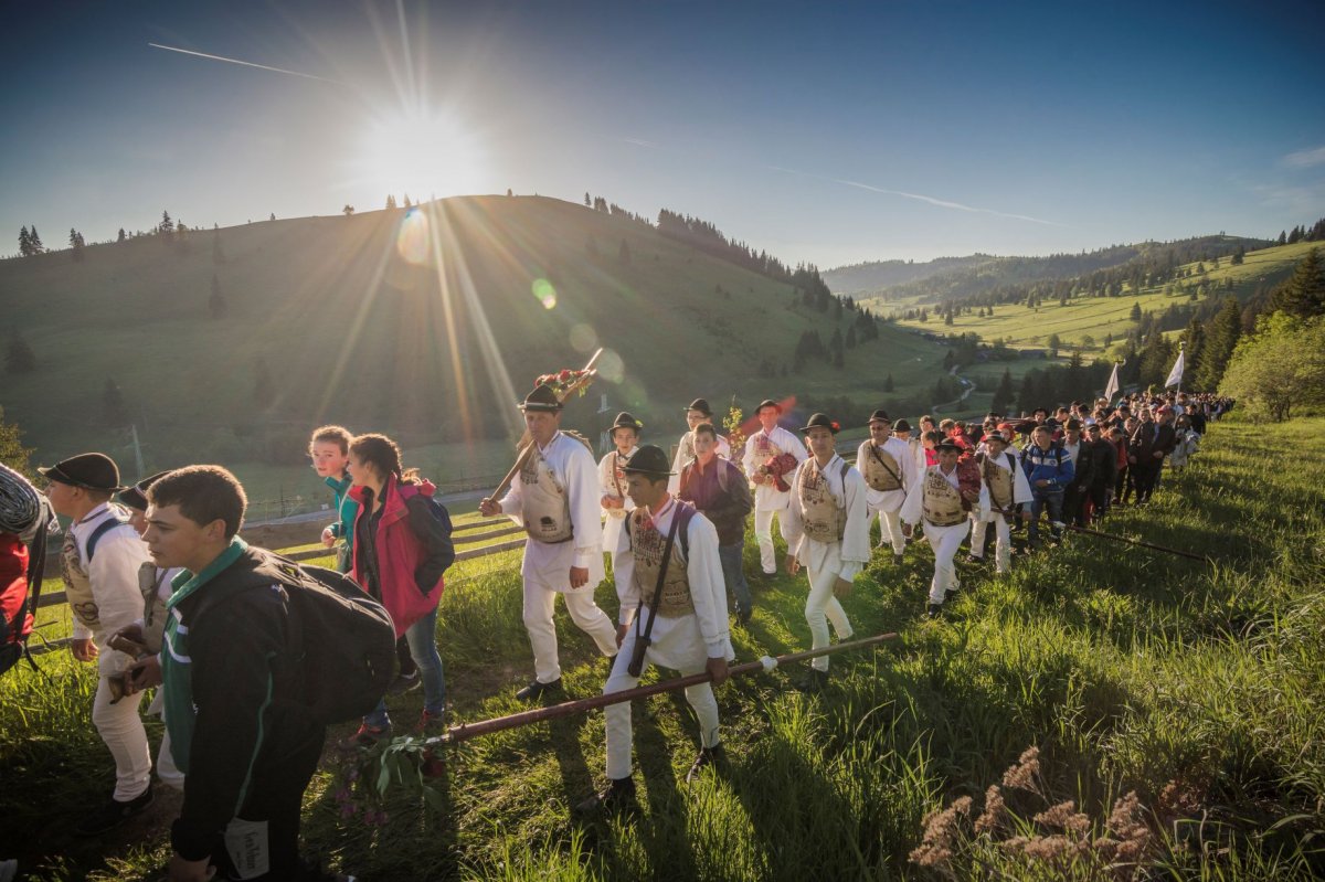 Szigeti Vajk István Csángók Szűzmáriához című fotója. Forrás: KÁMME Alapítvány •  Fotó: Szigeti Vajk István