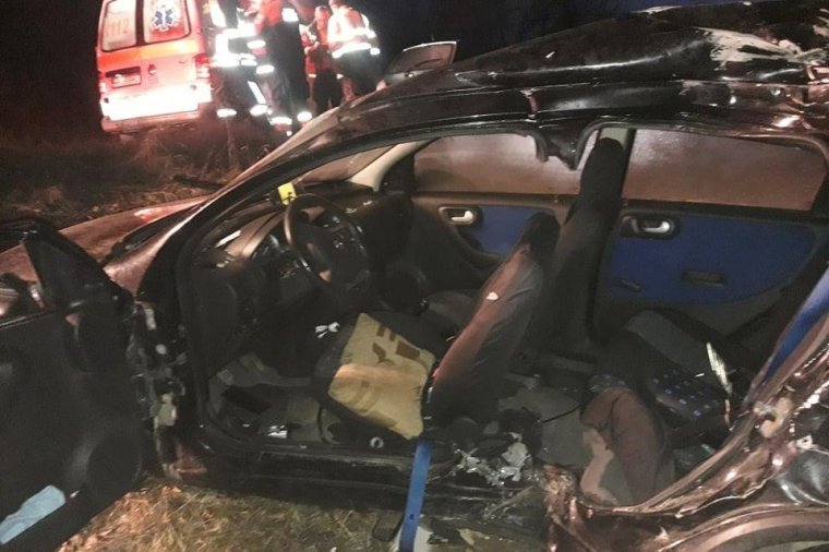 Fának ütközött egy autó Szentegyháza határában, ki kellett szabadítani a sofőrt