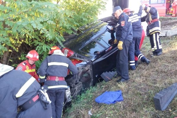 Hídfőnek ütközve borult fel egy autó