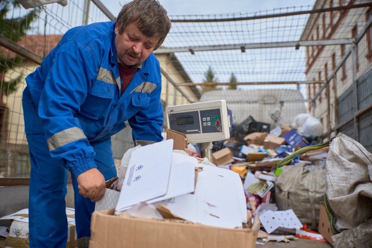 Gyűl a papír és az elektromos hulladék, gazdagodnak az iskolai osztályok