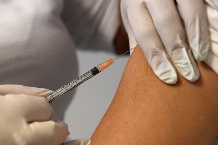 A képviselőház asztalán az oltások kötelezővé tételét előíró módosító javaslat