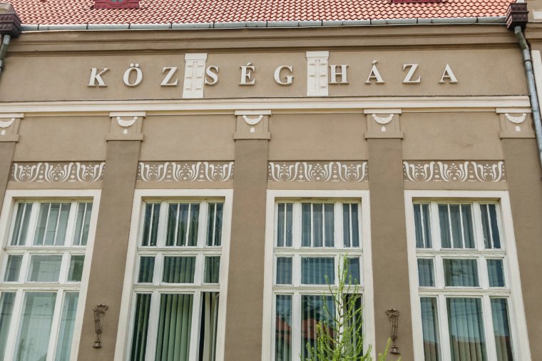 Két per és többéves jogi csata után bukják el a magyar feliratot