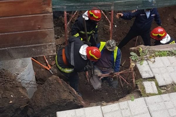 Baleset egy építkezésen: derékig a földbe szorult egy férfi