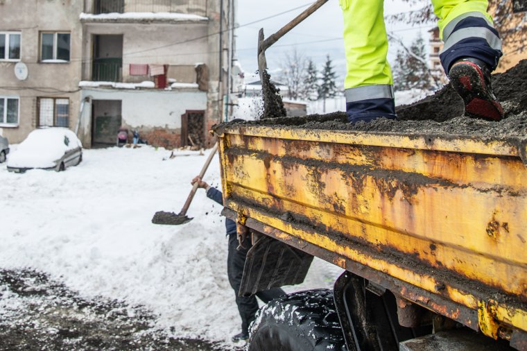 Idén már nem csak utánfutóról szórják a homokot Gyergyószentmiklóson