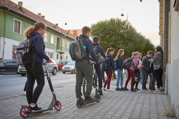 Több ezer diák érkezett autó nélkül iskolába