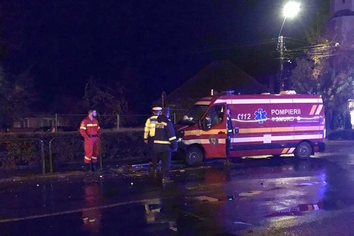 Egy anyát és újszülött gyerekét szállító mentőautó ütközött egy ittas sofőr által vezetett járművel