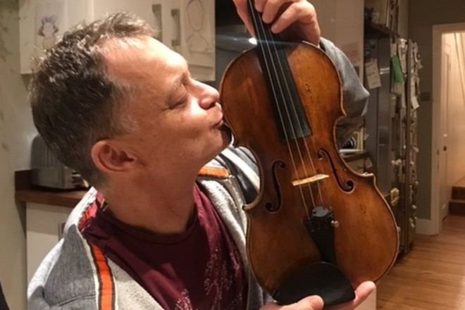 Visszakapta a vonaton felejtett, vagyont érő 310 éves hegedűjét a brit zenész