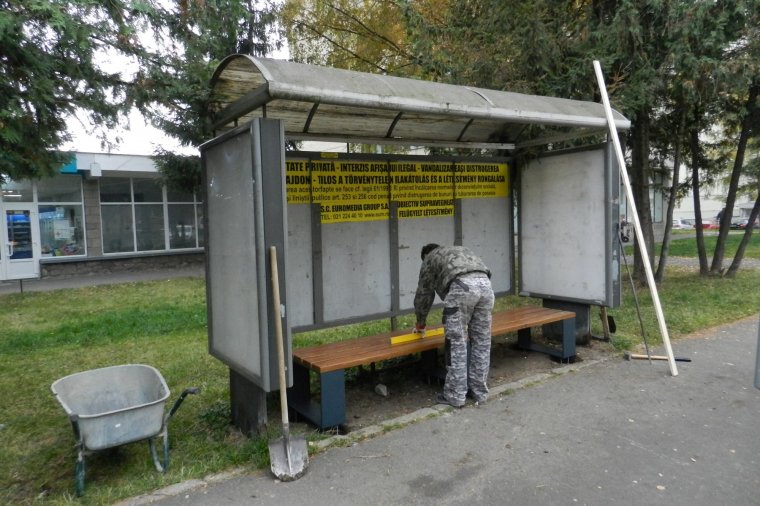 Új padokat szerelnek fel a buszmegállókba