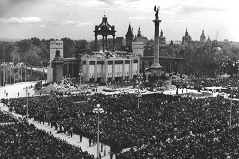 A 34. Eucharisztikus világkongresszusnak is Budapest (Hősök tere, 1938) adott otthont •  Fotó: Wikipédia