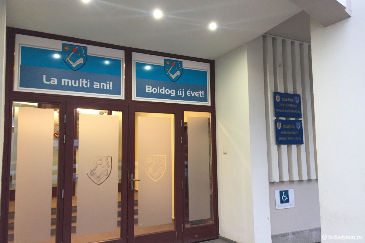 A letakart feliratok. Meddig lehet ezt még fokozni? •  Fotó: Bíró Blanka