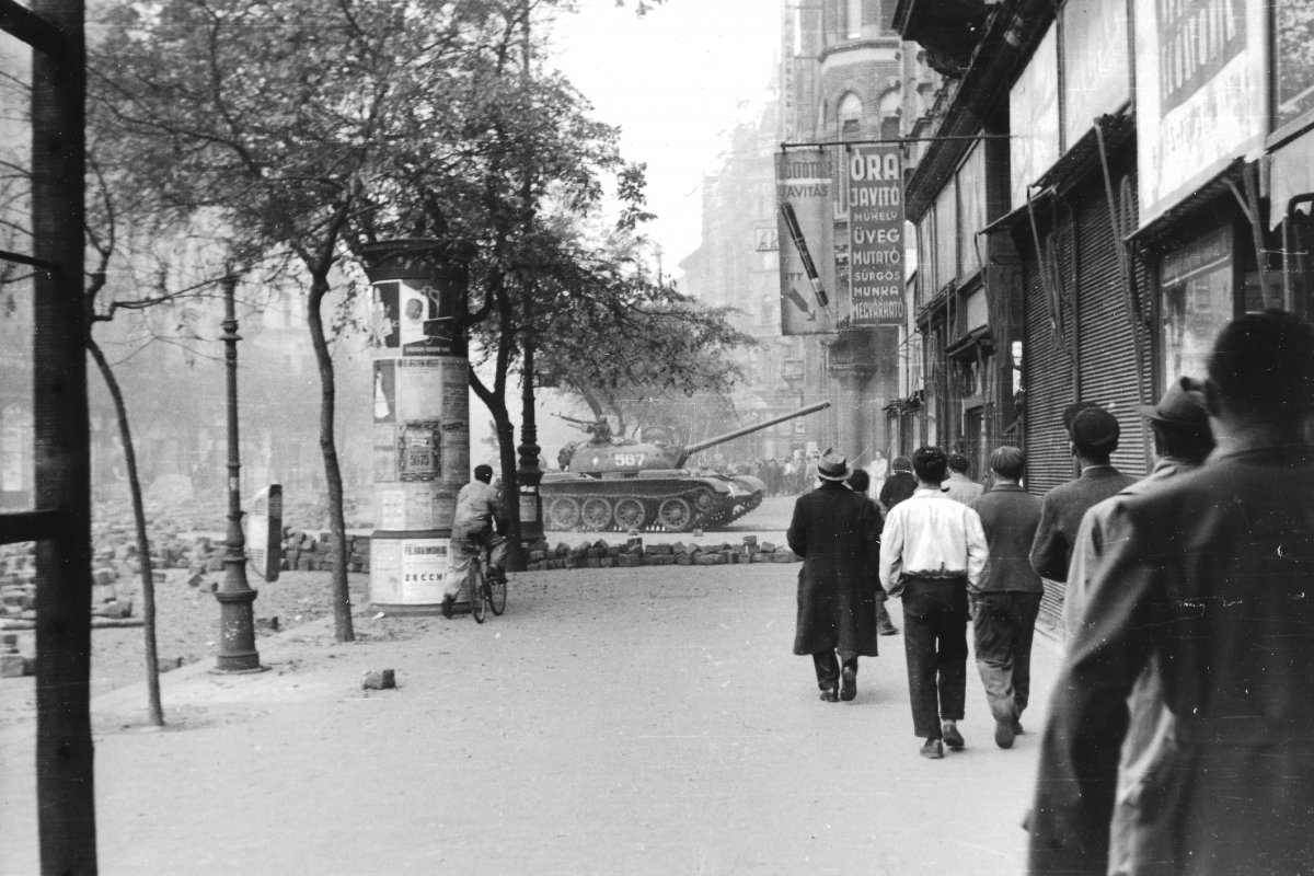 Tank a Nagykörúton. Budapest, 1956 •  Fotó: Fortepan/Hofbauer Róbert
