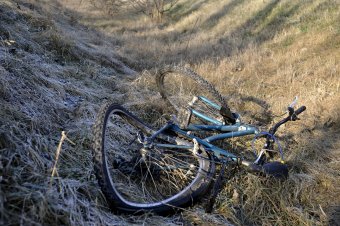 Meghalt egy 9 éves kislány Szilágy megyében, miután megijedt egy quadtól és leesett a bicikliről
