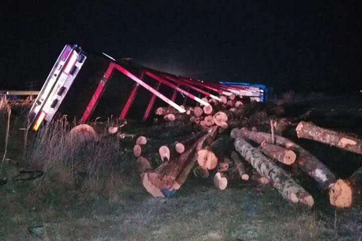 Elhunyt a személyautó sofőrje a rönkszállítóval való ütközés után