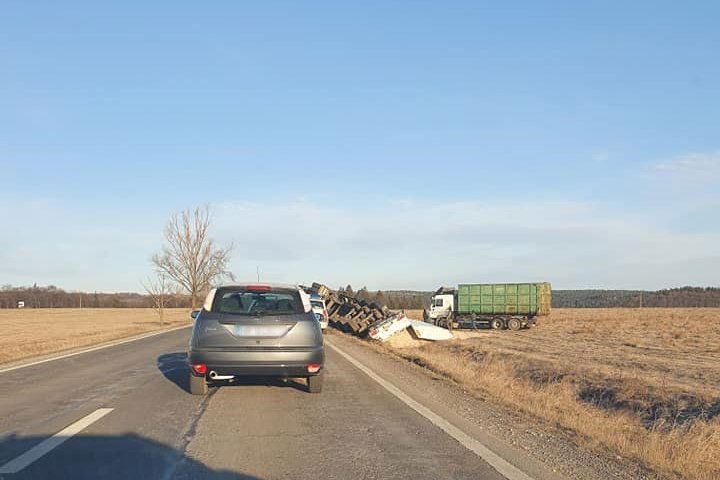Nyerges vontató borult fel a Cekend-tetőn