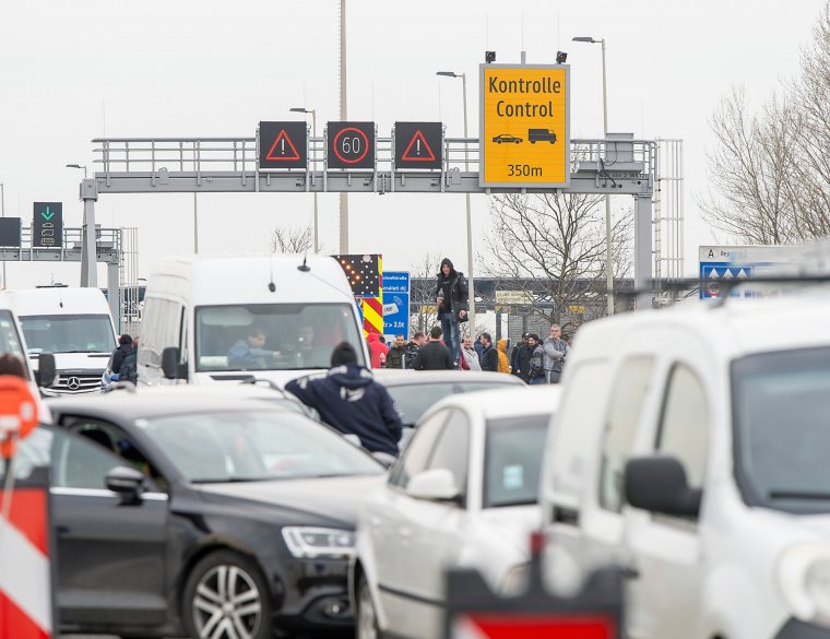 Továbbra is egy humanitárius folyosót használhatnak Magyarországon a Romániába tartó autósok