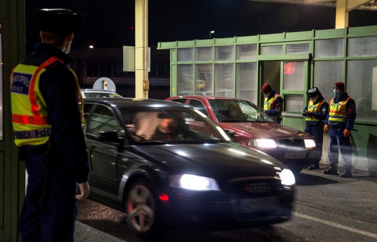Saját anyja jelentett fel egy férfit, aki eltitkolta a határnál, hogy vörös zónában volt