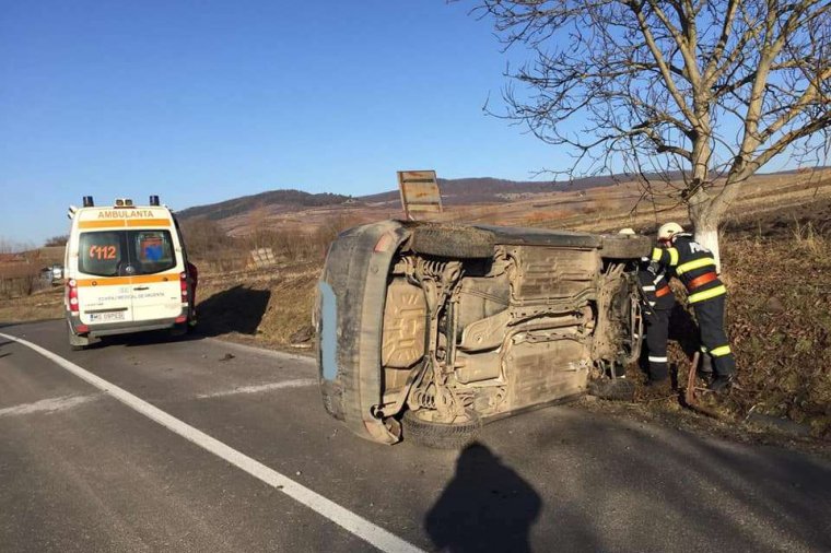 Felborult egy személyautó, hárman megsérültek