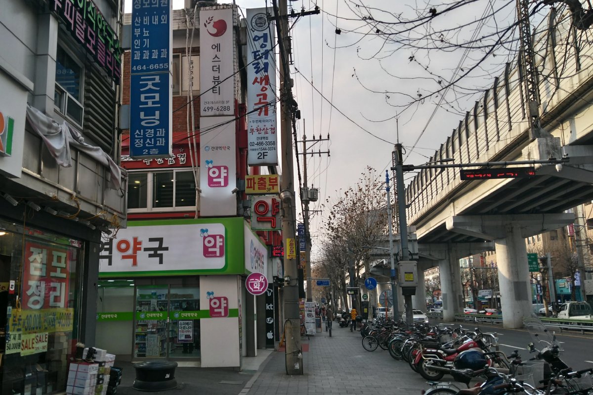 Elnéptelenedtek az utcák Dél Korea fővárosában, a tízmilliós Szöulban •  Fotó: Diószegi Orsolya