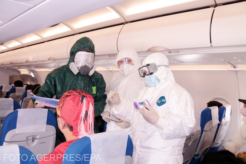 Ellenőrzés egy kínai járaton •  Fotó: Agerpres/Epa/Stringer