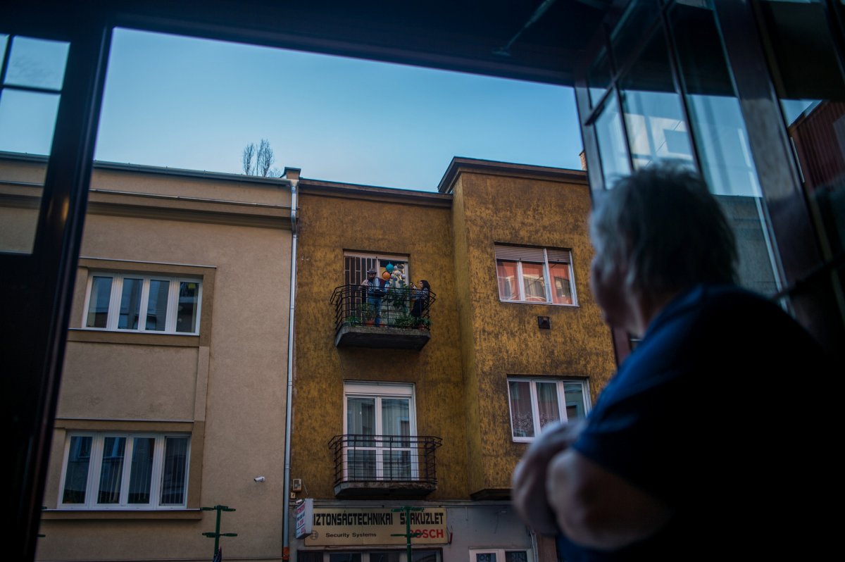 Járványidőben átalakulnak a társas kapcsolatok. Képünk illusztráció •  Fotó: MTI/Balogh Zoltán