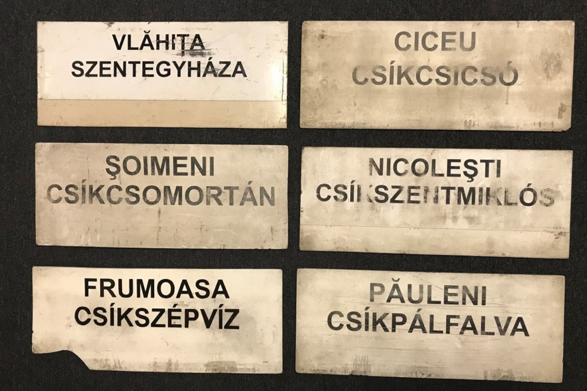 A buszok célállomásait jelző táblák is múzeumi darabok lesznek •  Fotó: Magyar Műszaki és Közlekedési Múzeum