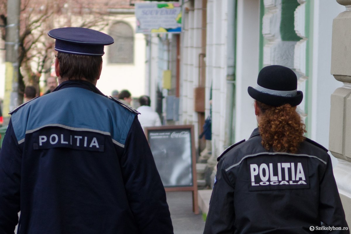 Az állami rendőrséggel közösen felügyelik a helyi rendőrök az elkülönített személyeket •  Fotó: Barabás Ákos