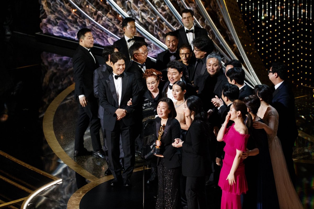 Az Élősködők stábja. Az idegen nyelvű film kategória mellett a legjobb filmnek járó Oscar-díjat is vitték •  Fotó: Getty Images/Oscars