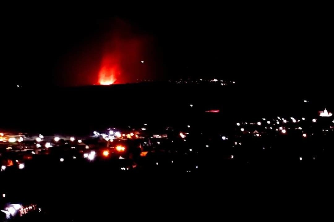 A felcsapó lángokat a távolból is látni lehet • Fotó: Csergő Nándor