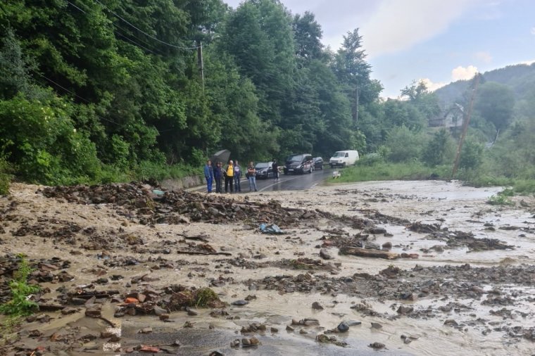 Három patak zúdult át az országúton