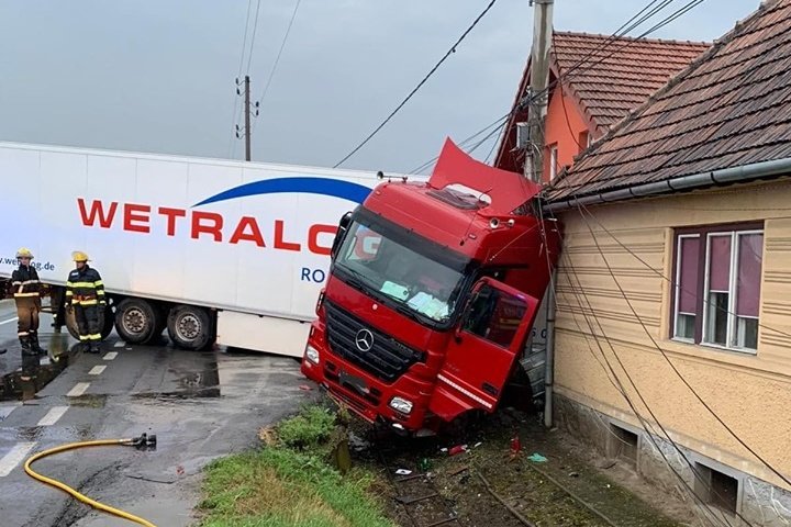 Két háznak is nekiütközött az úttestről lesodródó kamion