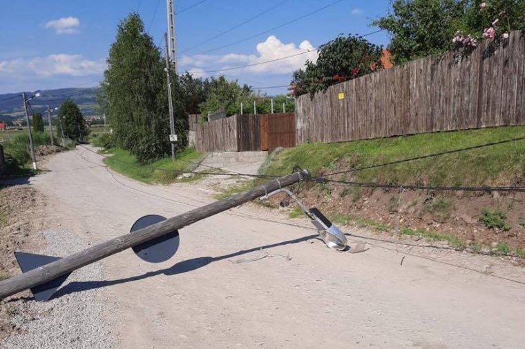 Kidőlt villanyoszlop zárt le egy utcát Székelyudvarhelyen