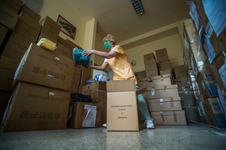 Jelentősen kevesebb tesztet végeztek, 2500 alá esett a napi esetszám