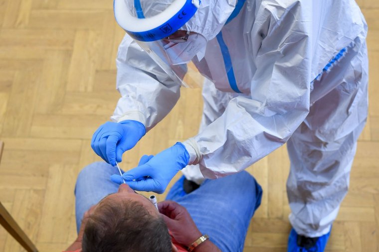 Visszább vettek a bírságolók, ismét meghaladta a 10 ezret az egy nap alatt elvégzett tesztek száma