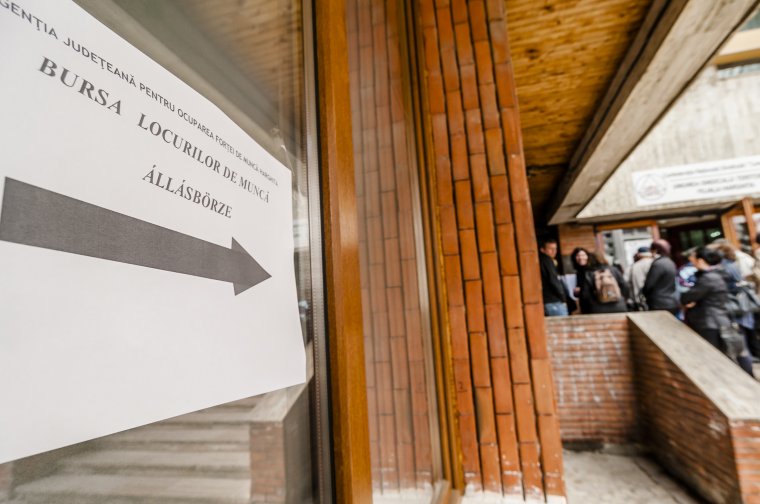 Szinte csak feleannyi szabad munkahely, mint tavaly