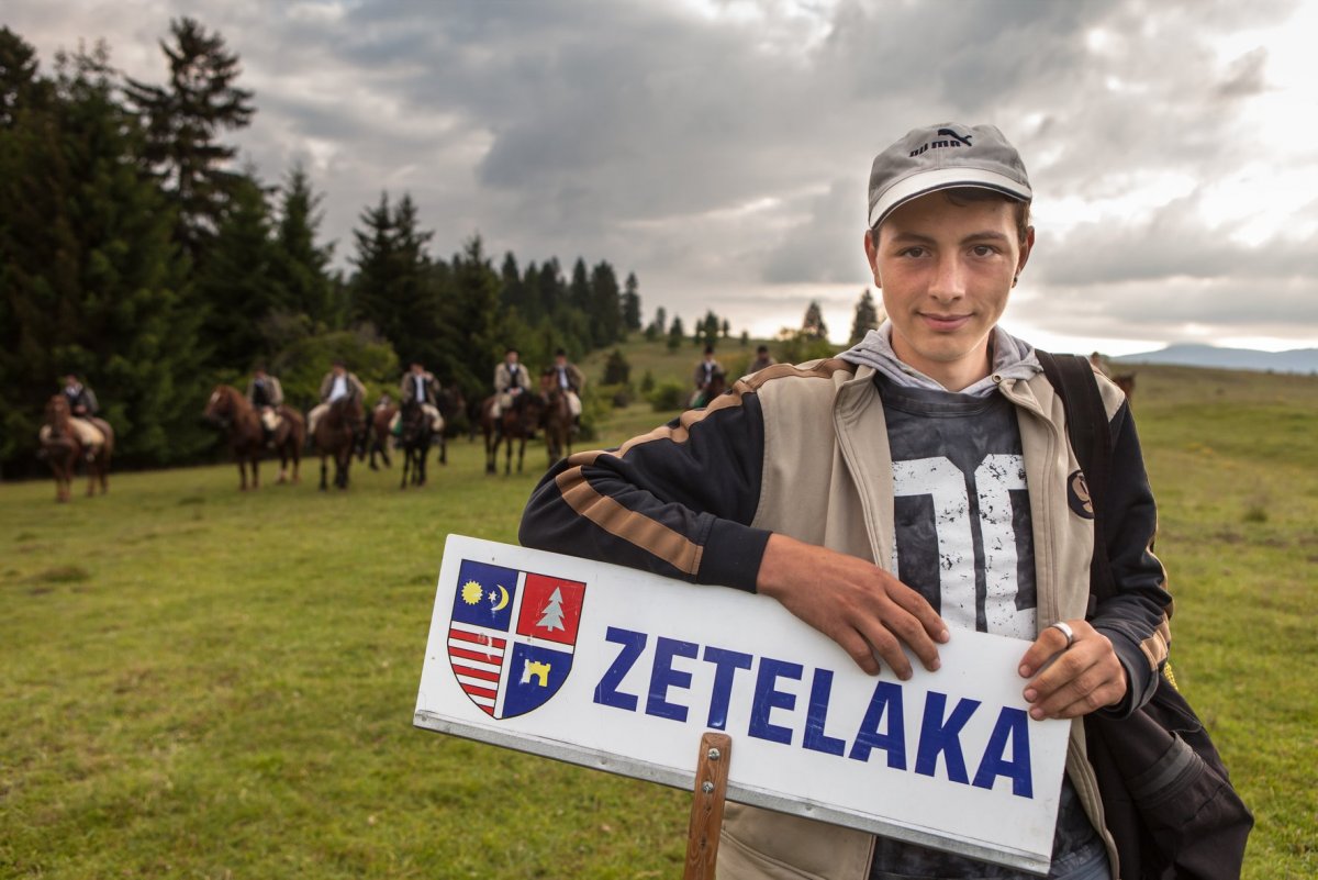 Reggel 7 óra: lovas és gyalogos zarándokok együtt imádkoznak a Láz-tetőn. Ezt követően szétválnak, a lovasok a Mária-úton indulnak a Szűzanyához •  Fotó: Erdély Bálint Előd