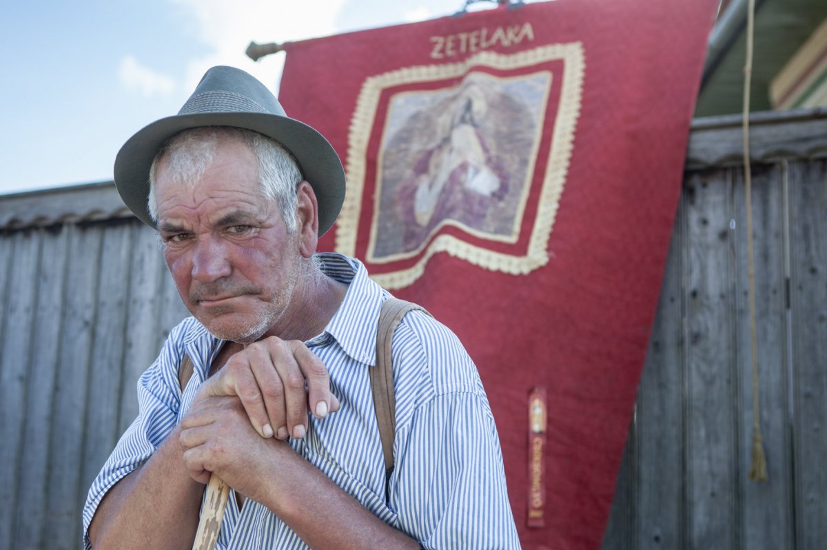 Gyalogos zarándok várja a lovasokat, hogy együtt vonuljanak be Zetelakára •  Fotó: Erdély Bálint Előd