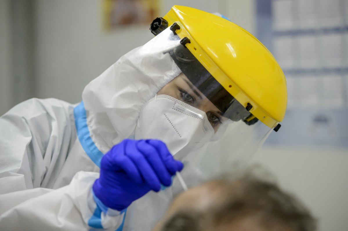 A PCR-teszt a legmegbízhatóbb. Ehhez az orr- vagy szájgarat nyálkahártyáról vesznek mintát •  Fotó: Komka Péter/MTI