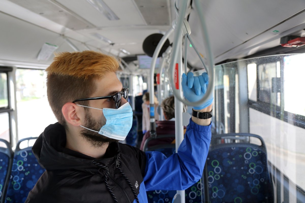 A tömegközlekedési eszközökön kötelező lesz a maszkviselés és a távolságtartás •  Fotó: Vajda János/MTI