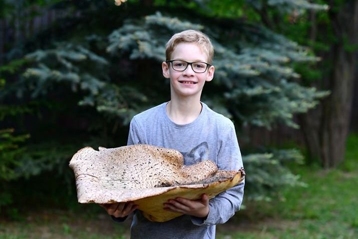 A „szerencsés megtaláló” a közel négykilós gombával. Anyja szerint tudta, hol lehet ilyen gombára lelni •  Fotó: Olvasói felvétel
