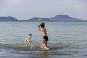 Gyerekekre is leselkedő nyári veszélyek: ajánlott elkerülni a rovarcsípéseket, napszúrást, medencék vizében terjedő fertőzéseket