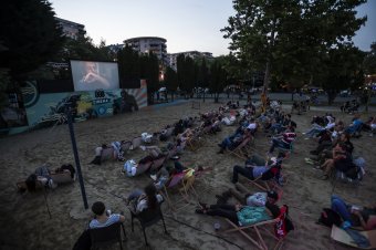 Mozivászon a csillagos ég alatt – Függőségek Nicolas Cage-dzsel és Meryl Streeppel a Somostetőn