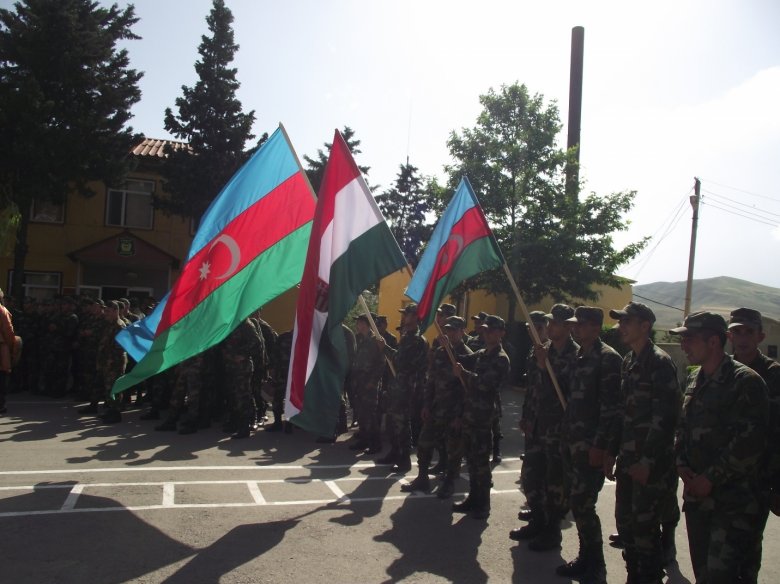 Karabahi határnál gyakorlatozó azerbajdzsán katonák a magyar és az azerbajdzsán zászlóval 