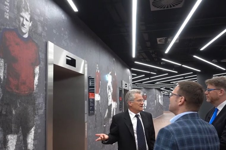 A Puskás Arénában kiállított képe mellett is aláírásra buzdított az erdélyi focilegenda