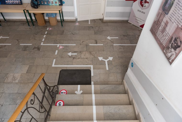 Székelyudvarhelyi diák és óvónő fertőződött meg, felfüggesztették a személyes oktatást egy osztályban és egy csoportban